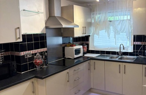Thamesmead East House | tJ&J Contractors or family stays 4-Bedroom Serviced accommodation