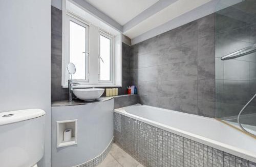 South Camberwell Apartment | Top Floor 1 Bedroom Apartment with views over London