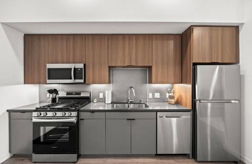 Willmore Apartment | Top-Floor Gem/Walk to Attractions