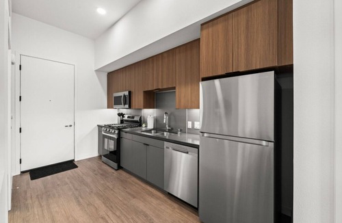 Willmore Apartment | Top-Floor Gem/Walk to Attractions
