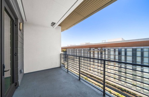 Willmore Apartment | Top-Floor Gem/Walk to Attractions