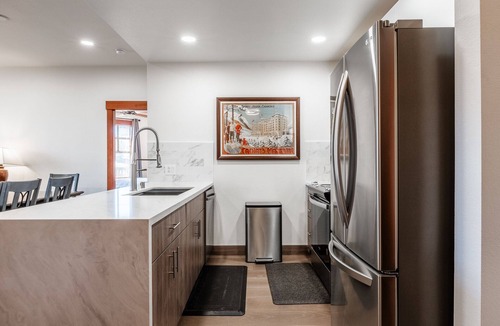 Mammoth Lakes Condo | Top Floor Gorgeous 2BR/2BA Unit in The Village with Great View!