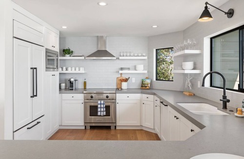 Solana Beach Apartment | Top Floor Oceanfront Retreat, a Short 3-5 Minute Walk to the Beach