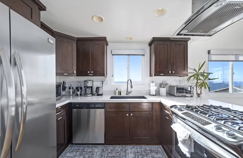 El Segundo Condo | Top Floor Unit with Panoramic Views Steps to the beach with 3 Parking Spots!