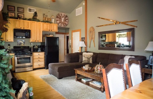 Bass Lake Cabin | TOP RATED BASS LAKE - YOSEMITE GETAWAY ONE BLOCK FROM LAKE.