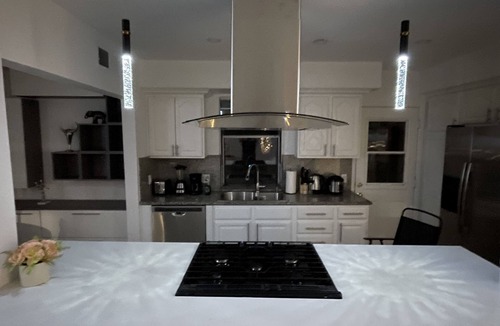 Reseda House | Total 6 bedrooms 2 full bath 12 beds New Remodeled