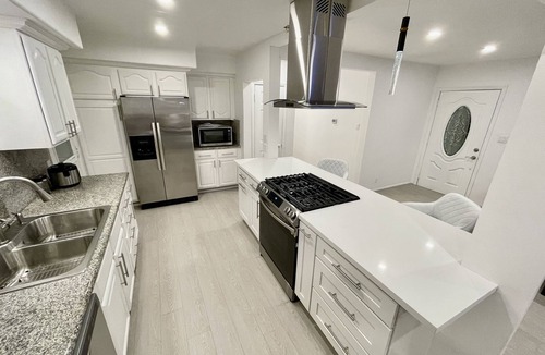 Reseda House | Total 6 bedrooms 2 full bath 12 beds New Remodeled