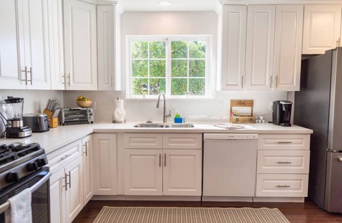 Burbank House | TRANQUIL 2-BEDROOM HOME IN BEAUTIFUL QUIET BURBANK NEIGHBORHOOD (P24)