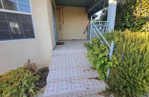 Ventura House | Tranquil 2-bedroom house in Ventura with flower garden close to beach