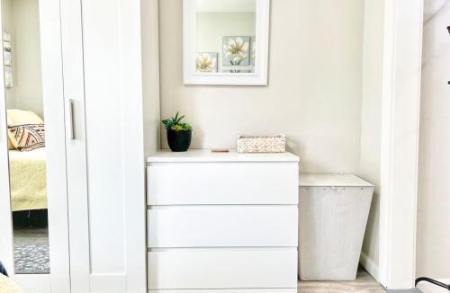 Normal Heights Apartment | Tranquil & Bright - Normal Heights Delight