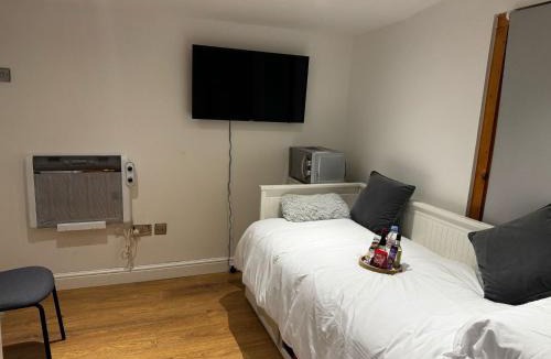 Barnehurst House | Tranquil Cabin Retreat in Bexleyheath