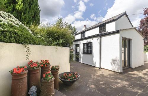 Abergavenny House | Tranquil Cottage with Hot Tub Close to Offa's Dyke