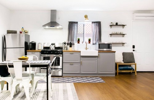 Valley Village House | Tranquil Getaway Retreat Sleeps 7 Guest Home