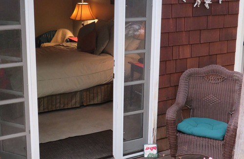 Fairfax Apartment | TRANQUIL MASTER SUITE studio with PRIVATE ENTRANCE in charming Fairfax