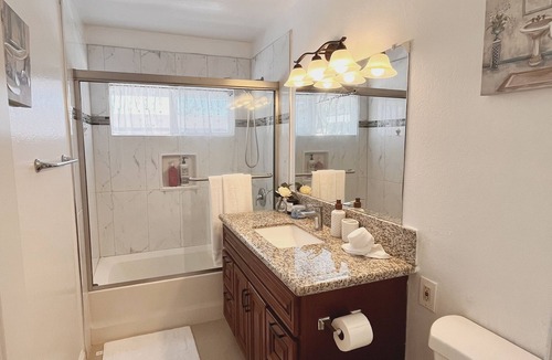 Westminster House | Tranquil Retreat in Little Saigon. 15’ from DISNEYLAND