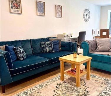 Bracknell Apartment | Tranquil Turquoise - 3 Bed House With Parking