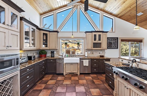Castle Glen Estates Cabin | Tranquility Lodge by Destination Big Bear : Luxury in Castle Glen Estates! Pool Table!