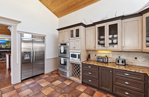 Castle Glen Estates Cabin | Tranquility Lodge by Destination Big Bear : Luxury in Castle Glen Estates! Pool Table!