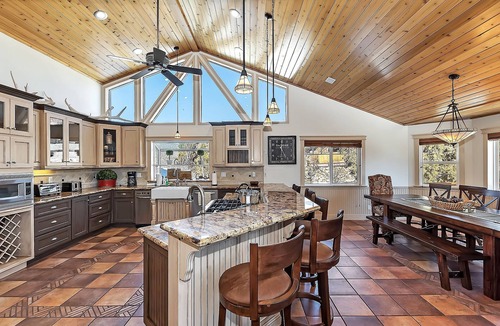 Castle Glen Estates Cabin | Tranquility Lodge by Destination Big Bear : Luxury in Castle Glen Estates! Pool Table!