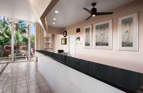 Oleander - Sunset Hotel | Travelodge by Wyndham Bakersfield