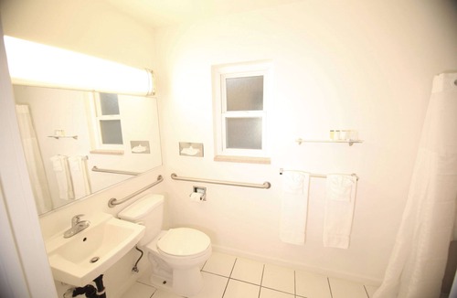 Magnolia Park Hotel | Travelodge by Wyndham Burbank-Glendale
