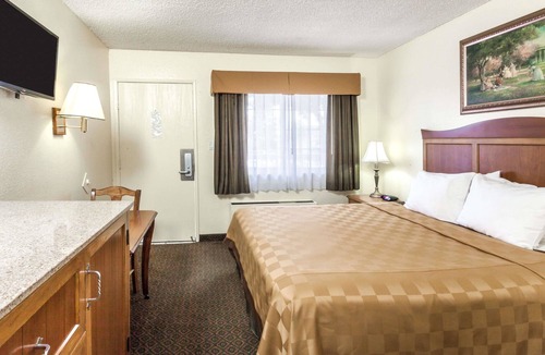 Northwest Anaheim Hotel | Travelodge by Wyndham Fullerton Near Anaheim