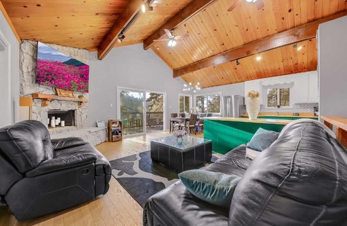Arrowhead Villas House | Tree-Lined Lake Arrowhead Cabin about 1 Mi to Village!