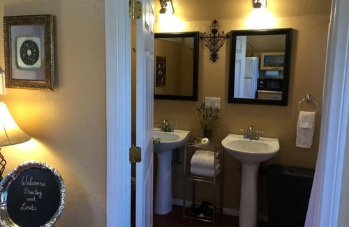 Big Bear Lake Cabin | Tree Top Cottage- Romantic HOT TUB WiFi Pets 125.00/165.00