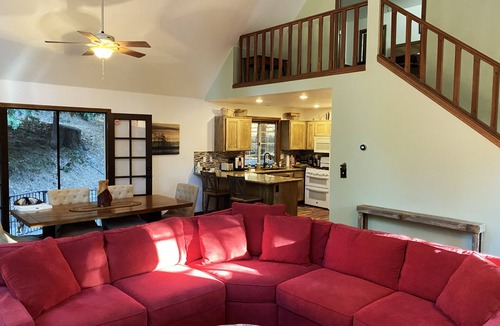 Cedar Glen House | Treehouse Lodge- A quiet hilltop creative retreat, minutes from the lake.