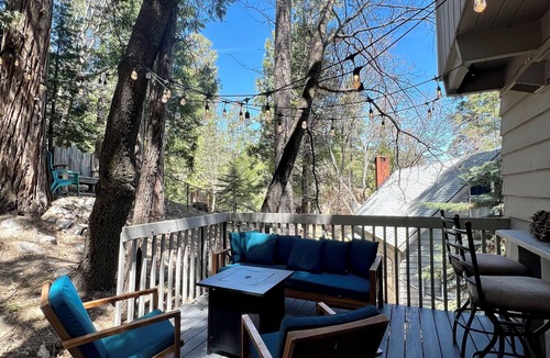 Cedar Glen House | Treehouse near the lake and shops /LAKE ACCESS /