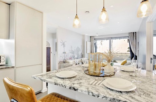 Peninsula Apartment | Trendy 3-Bed, 2-Bath - O2 London Escape - Your Ideal Stay