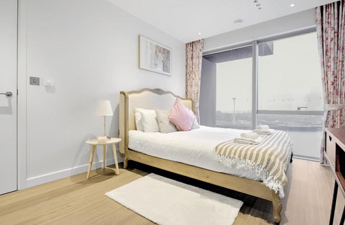Peninsula Apartment | Trendy 3-Bed, 2-Bath - O2 London Escape - Your Ideal Stay
