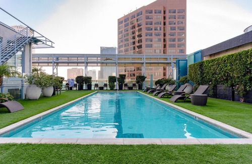 City West Apartment | Trendy Downtown 1BR w/Pool, Gym & W/D near Staples Center, by Blueground