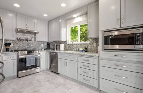 The Plaza House | Trendy Getaway | Hot Tub | 20 mins to Disney