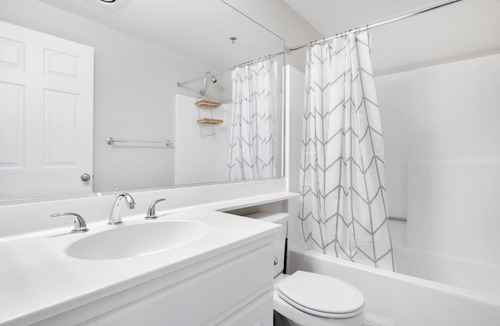 Greater Wilshire - Hancock Park Apartment | Trendy Hancock Park 2BR w/ Pool, Gym, walk to shops, by Blueground