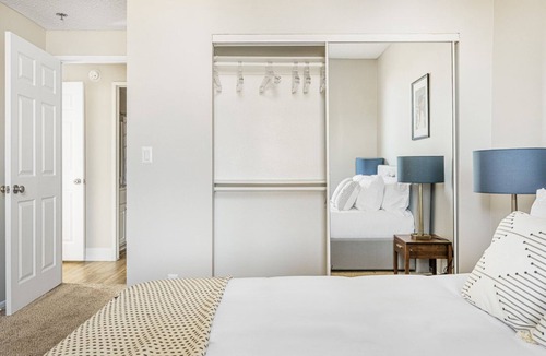 Greater Wilshire - Hancock Park Apartment | Trendy Hancock Park 2BR w/ Pool, Gym, walk to shops, by Blueground