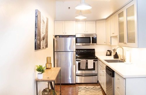 Historic Core Apartment | Trendy Loft with Private Patio in the Central Area of DTLA