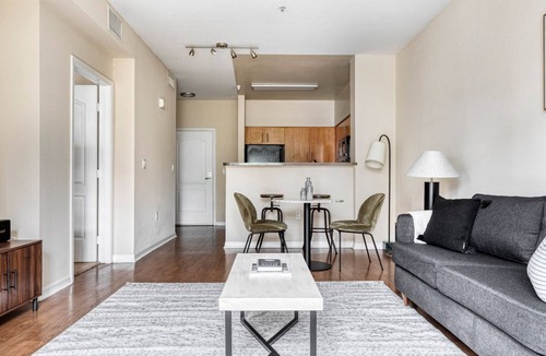 NoHo Arts District Apartment | Trendy North Hollywood 1BR w/Gym & Pool, near TJ & shops, by Blueground