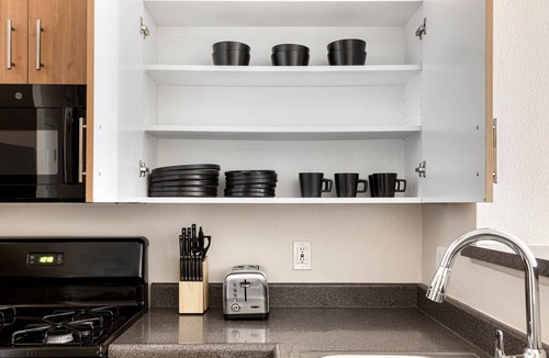 NoHo Arts District Apartment | Trendy North Hollywood 1BR w/Gym & Pool, near TJ & shops, by Blueground