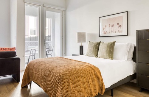 Silver Lake Apartment | Trendy Silverlake Studio w/ W/D, Pool & Gym, nr stadium, by Blueground