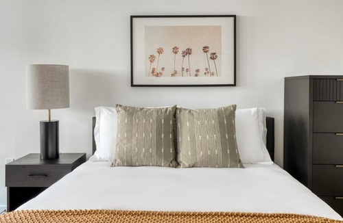 Silver Lake Apartment | Trendy Silverlake Studio w/ W/D, Pool & Gym, nr stadium, by Blueground