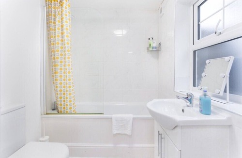 Camden Town Apartment | Triple Room Private Bathroom - Camden Market - G