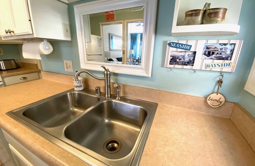 South Mission Beach House | Tropical Retreat! Just steps to the surf & sunsets!
