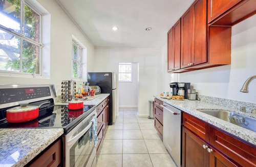 Healdsburg Cottage | True Wine Country Living: 2BR Converted Milkbarn on Family Vineyard