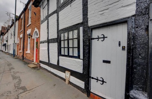 Warwick Cottage | Tudor Cottage - Historic Charm in Central Location