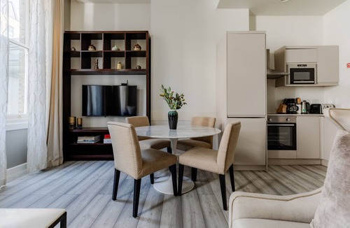 Queen's Gate Apartment | Two Bed and One Bath in High Street Kensington