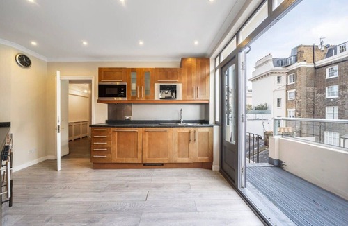 Belgravia Apartment | Two Bed Apartment in Belgravia with Balcony