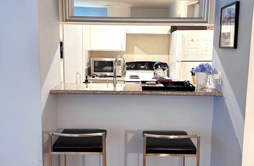Beverly Grove House | ULTRA LUXURIOUS APT. IN W. HOLLYWOOD/BEVERLY HILLS/GATED PARKING/2 VEHICLES