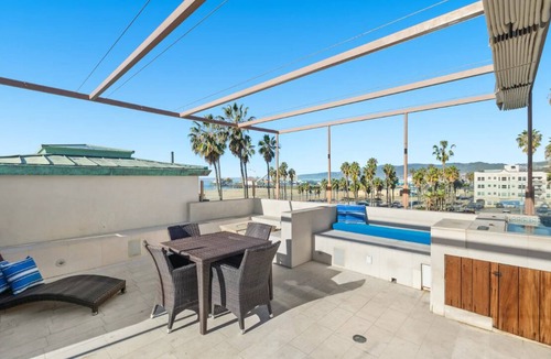 Downtown House | Under The Sun in Santa Monica