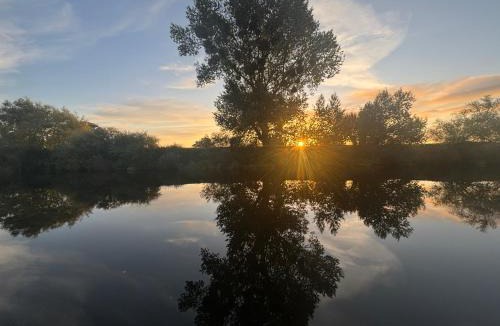 Upton upon Severn House | Unique 2 Bed Waterside Retreat Pet Friendly